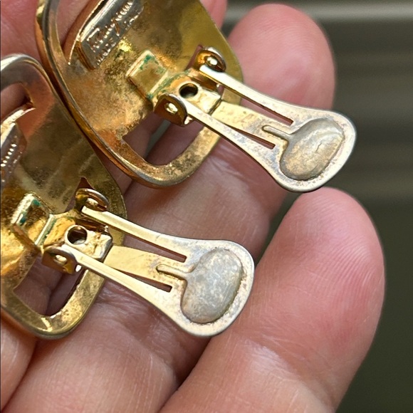 🖤VTG Salvatore Ferragamo Vara Gold Tone Clip-On Earrings - Picture 7 of 15